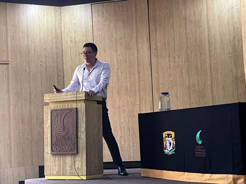 Conferencia en el Instituto de Biología UNAM sobre la aplicación de la informática en el desarrollo de sistemas web dentro de la biología: El caso de AbaMap, SimilMatrix y Colectores.